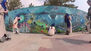 تایم لپس زیبایی از یک نقاشی زیبا روی پل طبیعت