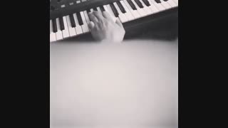 نواختن پیانو و اجرای  زنده ترانه  Dön با صدای امراه